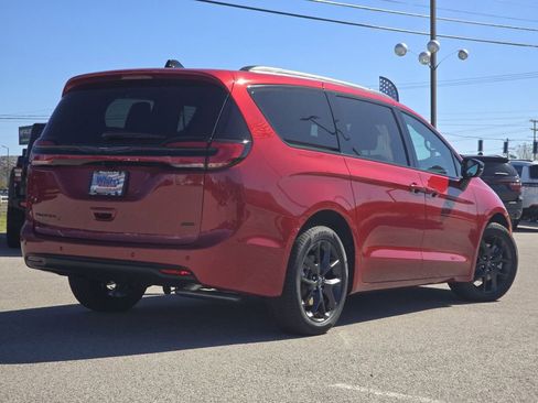 New 2026 Chrysler Pacifica Select w/ S Appearance Package image 15