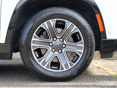 Used 2023 Jeep Wagoneer L Series II image 12