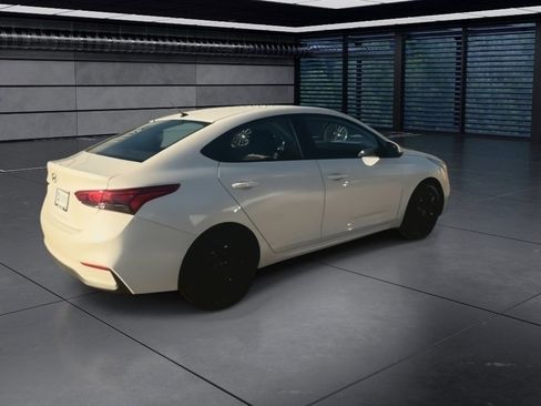 Used 2022 Hyundai Accent SE image 3