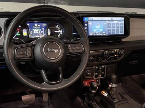 Used 2024 Jeep Wrangler Unlimited image 34