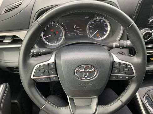 Used 2024 Toyota Highlander XLE FWD image 19