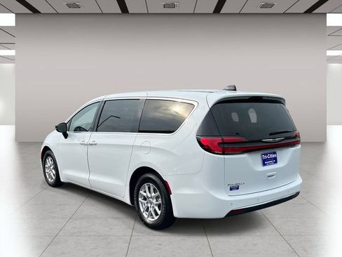 Used 2024 Chrysler Pacifica Touring-L FWD image 6