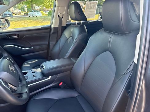Used 2025 Toyota Highlander XLE FWD image 18