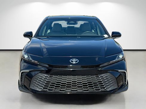 Used 2025 Toyota Camry SE w/ Convenience Package image 8