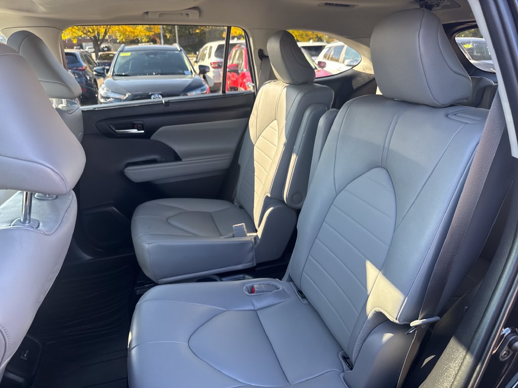 Used 2024 Toyota Highlander XLE AWD/4WD image 39