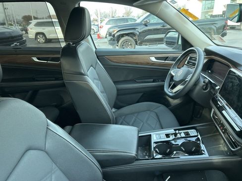 Used 2024 Volkswagen Atlas SE image 3