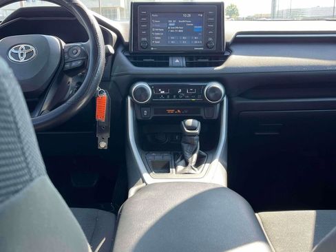 Used 2021 Toyota RAV4 LE FWD image 3