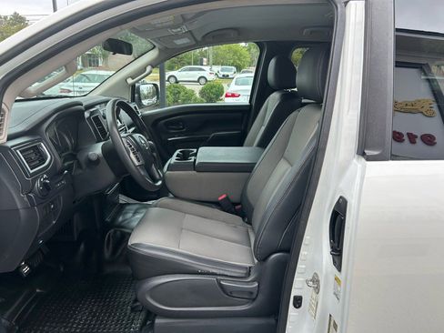 Used 2019 Nissan Titan S image 9