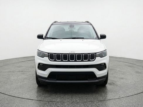 Used 2025 Jeep Compass Latitude AWD/4WD image 2