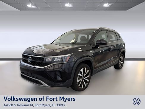 Used 2022 Volkswagen Taos SE FWD image 1
