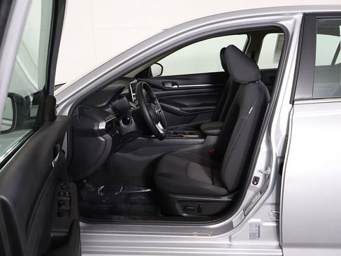 Used 2025 Nissan Altima 2.5 SV FWD image 24
