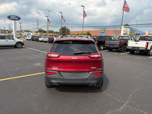 Used 2017 Jeep Cherokee Latitude w/ Comfort & Convenience Group AWD/4WD image 6