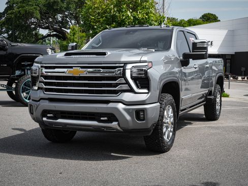 Used 2024 Chevrolet Silverado 2500 High Country w/ High Country Premium Package AWD/4WD image 5