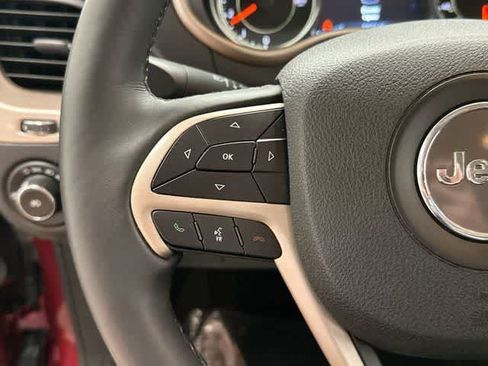Used 2018 Jeep Cherokee Limited AWD/4WD image 8