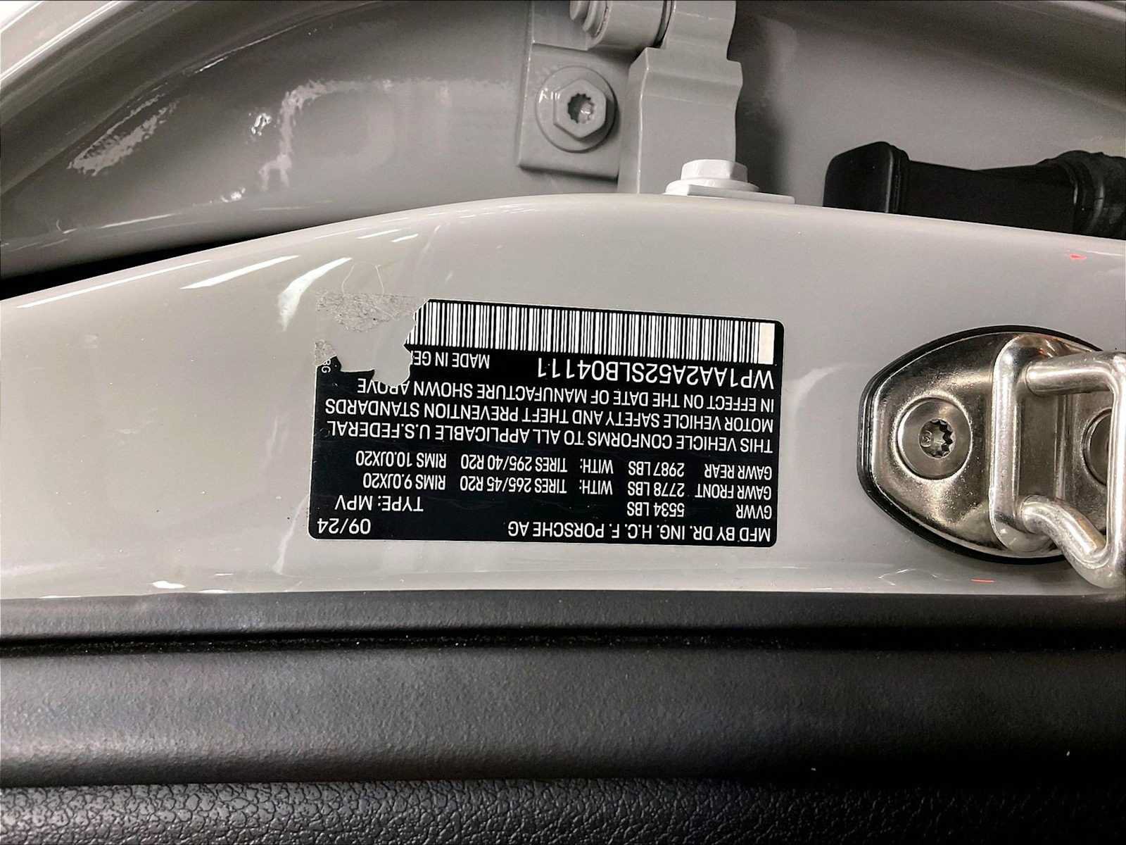 Certified 2025 Porsche Macan Turbo w/ Premium Package Plus AWD/4WD image 36