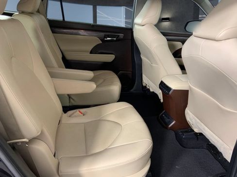 Used 2021 Toyota Highlander Limited FWD image 16