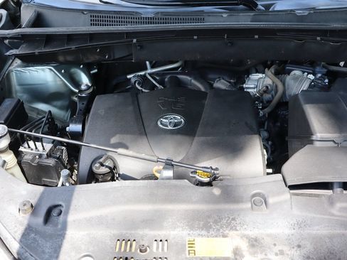Used 2017 Toyota Highlander Plus w/ Carpet Mat Package AWD/4WD image 40