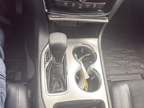 Used 2019 Jeep Grand Cherokee Altitude AWD/4WD image 16