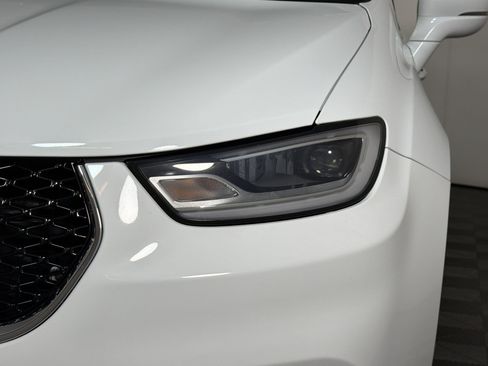Used 2024 Chrysler Pacifica Touring-L FWD image 10