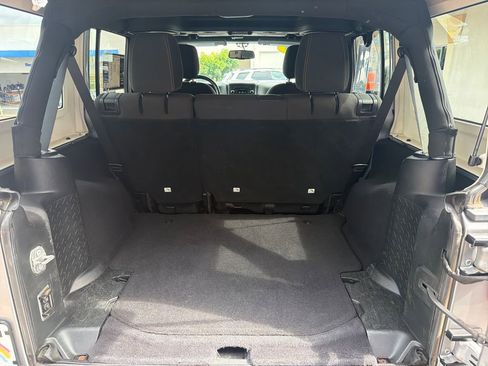 Used 2018 Jeep Wrangler Unlimited Sahara AWD/4WD image 17