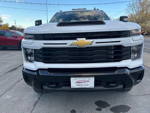 Used 2024 Chevrolet Silverado 2500 Custom w/ Custom Value Package image 9