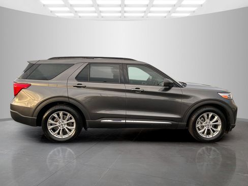 Used 2020 Ford Explorer XLT w/ Equipment Group 202A image 3