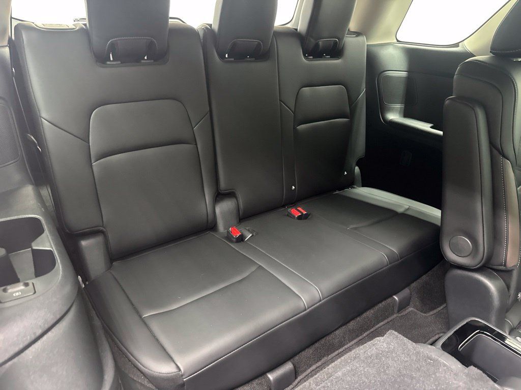 Used 2025 Nissan Pathfinder Platinum FWD image 17
