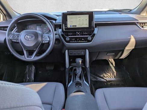 Used 2025 Toyota Corolla Cross SE image 16