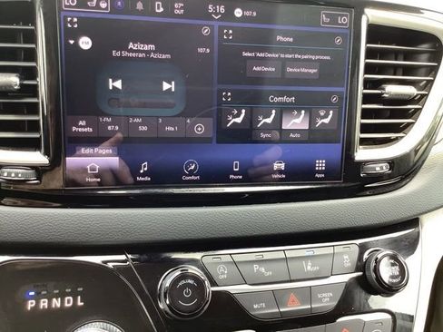 Used 2023 Chrysler Pacifica Touring-L image 32