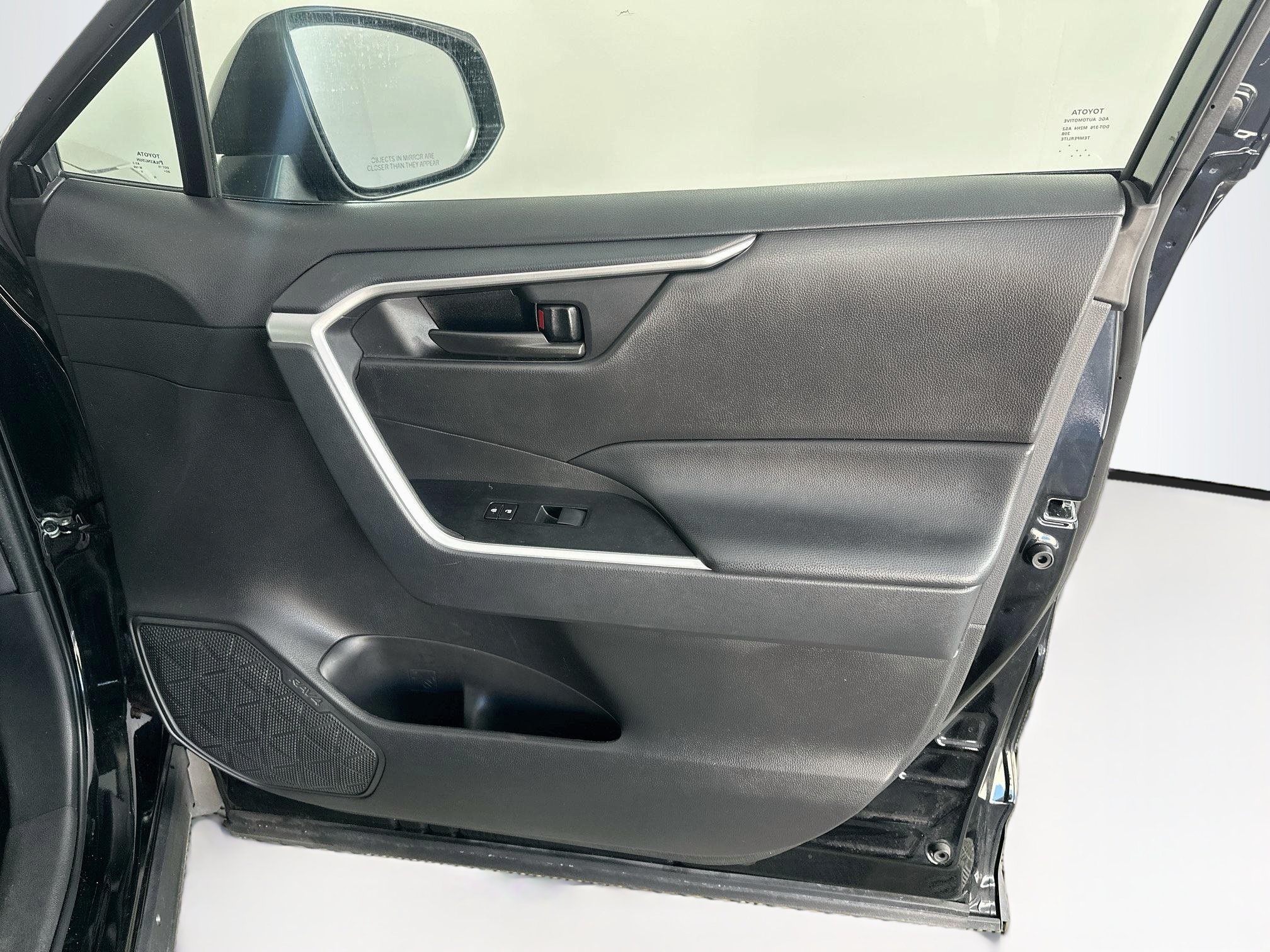 Used 2025 Toyota RAV4 LE AWD/4WD image 32