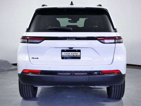 Used 2024 Jeep Grand Cherokee Altitude image 12