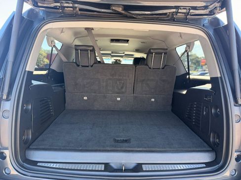 Used 2020 Chevrolet Suburban LT RWD image 9