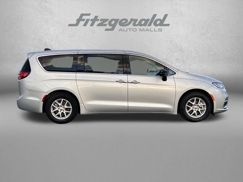 Used 2024 Chrysler Pacifica Touring-L image 3