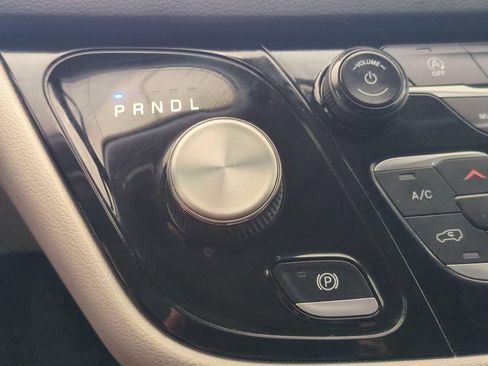 Used 2022 Chrysler Voyager LX FWD image 19