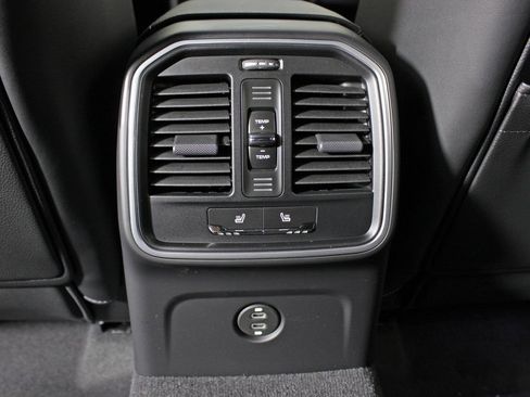 Certified 2026 Porsche Macan AWD/4WD image 37