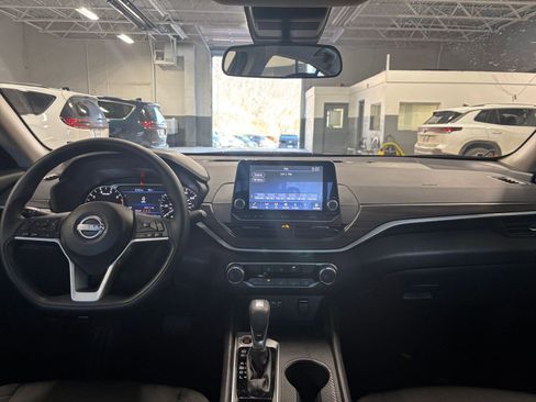Used 2025 Nissan Altima 2.5 SV image 33