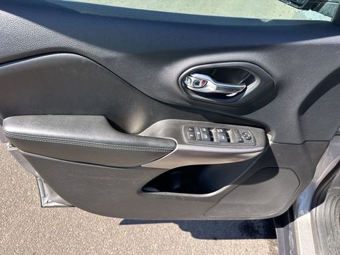 Used 2019 Jeep Cherokee Latitude w/ Popular Appearance Group FWD image 18