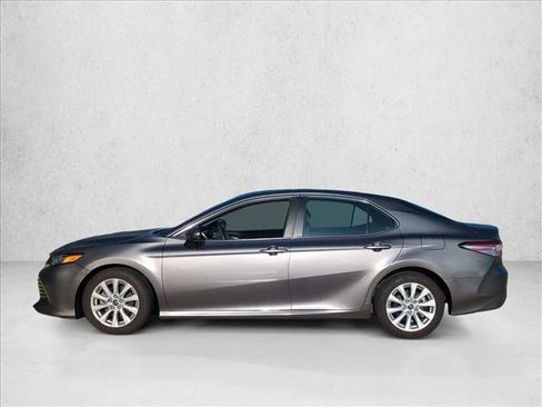 Used 2018 Toyota Camry LE image 8