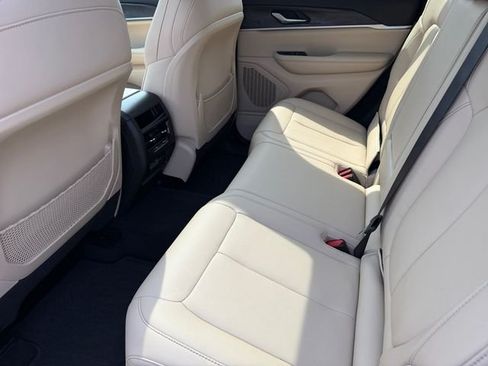 Used 2023 Jeep Grand Cherokee Limited AWD/4WD image 11