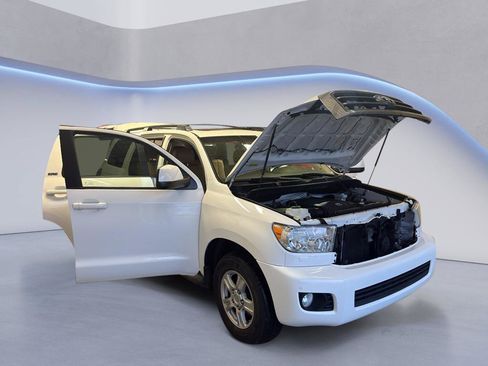 Used 2016 Toyota Sequoia SR5 w/ Premium Package AWD/4WD image 9