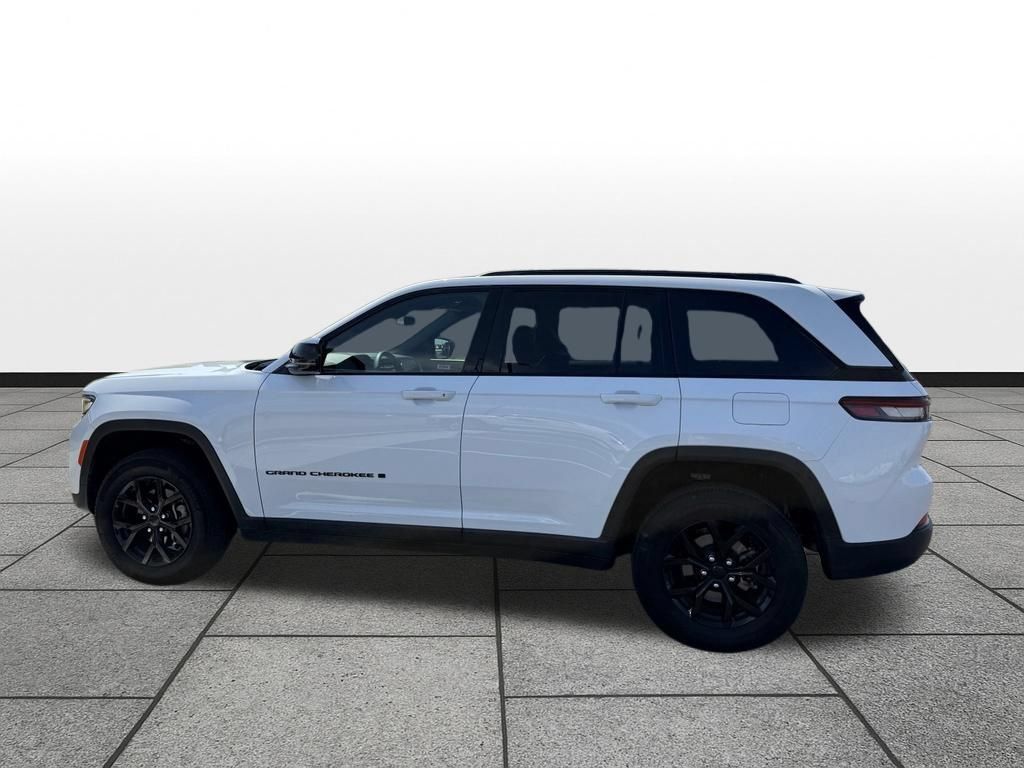 Used 2025 Jeep Grand Cherokee Altitude AWD/4WD image 38