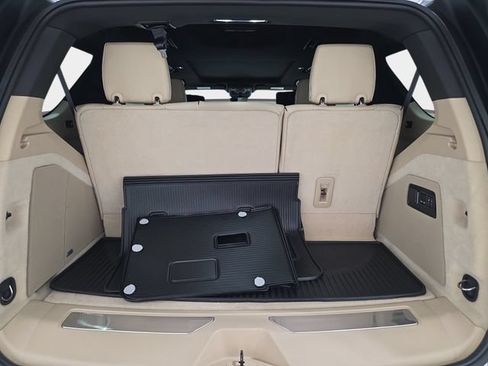 Used 2024 Cadillac Escalade Premium Luxury AWD/4WD image 33
