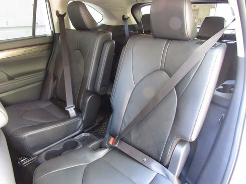 Used 2025 Toyota Highlander Platinum AWD/4WD image 18