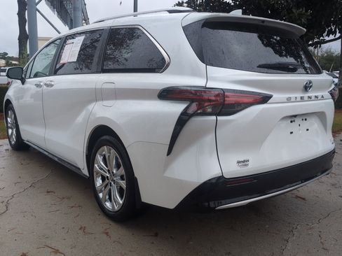 Certified 2024 Toyota Sienna Platinum image 8