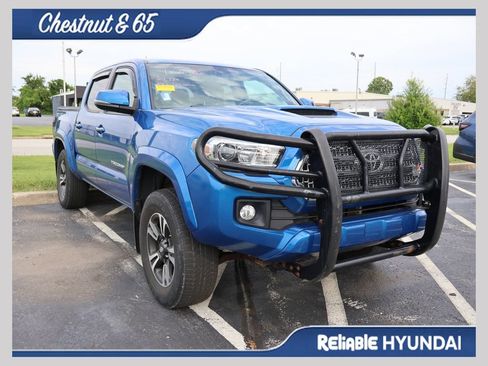 Used 2017 Toyota Tacoma TRD Sport AWD/4WD image 1