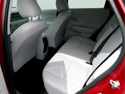 Used 2025 Hyundai Kona SEL FWD image 9