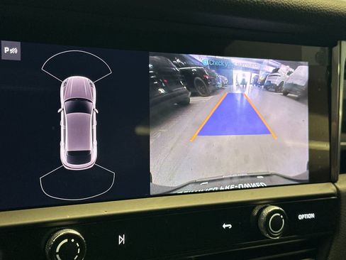 Certified 2025 Porsche Macan AWD/4WD image 22