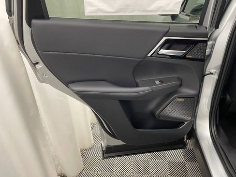 New 2025 Mitsubishi Outlander SE image 25