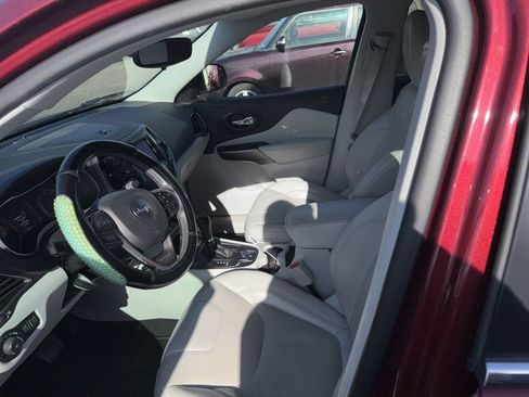 Used 2021 Jeep Cherokee Latitude Lux image 3