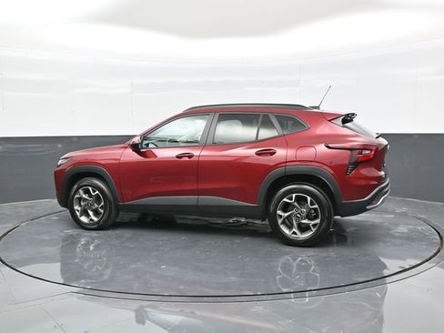 Used 2025 Chevrolet Trax LT w/ LT Convenience Package image 4